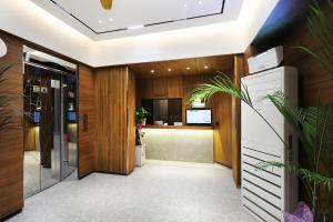 um átrio de escritório com painéis de madeira e uma clarabóia em Jeonju Urban Hotel em Jeonju