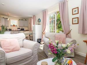 ein Wohnzimmer mit 2 Sofas und einer Küche in der Unterkunft Sunset Cottage in Barnstaple