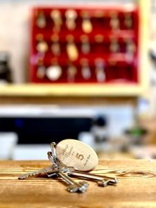 Un par de llaves sentadas sobre una mesa. en Albergo Varone en Riva del Garda