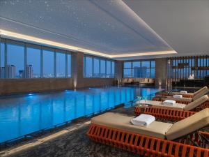 Bazén v ubytování Holiday Inn Shijiazhuang High-tech Zone by IHG nebo v jeho okolí