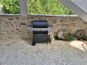 Gril dostupný pro hosty v apartmánu