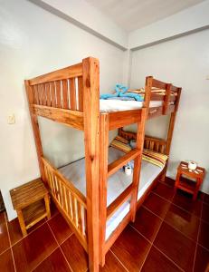 バレルにあるLotus Sun & Waves Beach Resortのウッドフロアの客室で、木製の二段ベッド1組が備わります。