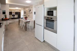 Kuchyň nebo kuchyňský kout v ubytování Villa Mimosa