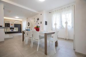 Kuchyň nebo kuchyňský kout v ubytování Villa Mimosa