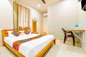 Postel nebo postele na pokoji v ubytování FabHotel Ashirwad - Nr Mall De Goa, Porvorim
