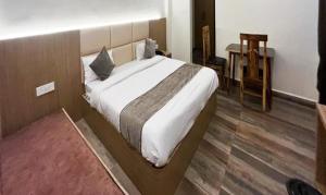 a bedroom with a large bed in a room at FabHotel Prakash in Ujjain