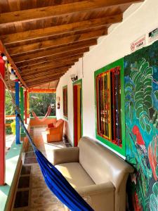 eine Hängematte in einem Zimmer mit einer farbenfrohen Wand in der Unterkunft Casa de campo Jardín in Jardin