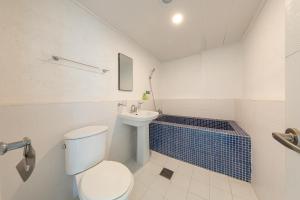 La salle de bains est pourvue de toilettes et d'un lavabo. dans l'établissement Walking Sky Pension, à Gapyeong