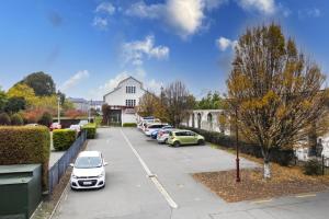 rząd samochodów zaparkowanych na parkingu w obiekcie Jailhouse Accommodation w mieście Christchurch