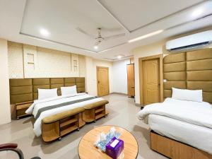 Llit o llits en una habitació de Hotel Crown Inn Multan