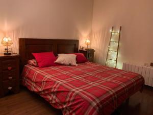 Postel nebo postele na pokoji v ubytování APARTAMENT ESTERRI D'ÀNEU - EDIFICI MONTARDO