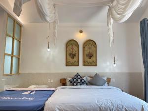 Xinglong的住宿－星宿-雾灵山居-民宿度假村，一间卧室设有两张床和两个窗户。