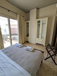 Ένα ή περισσότερα κρεβάτια σε δωμάτιο στο Meltemi Apartments