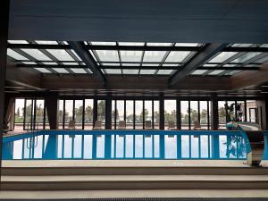uitzicht op een zwembad in een gebouw bij The Grandeur Hotel in Batoemi