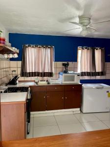 eine Küche mit einem Herd und einer Mikrowelle in der Unterkunft Quintas del mar Mazatlán in Mazatlán