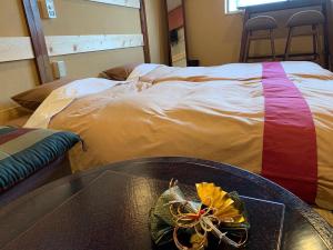a room with a table in front of a bed at KAZEMACHIOYADO RAMUYA 〜風待ち御宿　来夢や〜 in Shimoda +53 photos