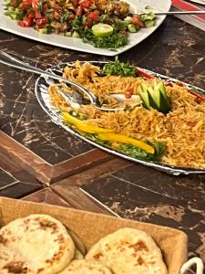 Deep Ashri Star House Hotel في مرسى علم: طبقين من الطعام على طاولة مع طعام