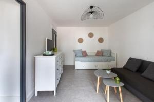 ein Wohnzimmer mit Sofa und Tisch in der Unterkunft Port et Centre ville Climatisation Piscine au sein de la résidence Port in La Grande-Motte