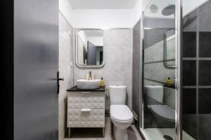 ein kleines Badezimmer mit Toilette und Waschbecken in der Unterkunft Port et Centre ville Climatisation Piscine au sein de la résidence Port in La Grande-Motte + 33 Fotos