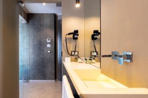 een badkamer met 2 wastafels en een douche bij Milestone in Quartu SantʼElena