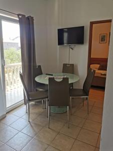 TV a/nebo společenská místnost v ubytování Apartmani Tereza