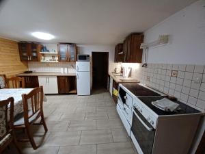 Kuchyň nebo kuchyňský kout v ubytování Rajecká chata