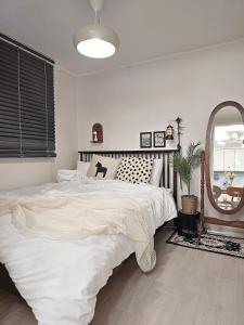 A bed or beds in a room at Liebe House
