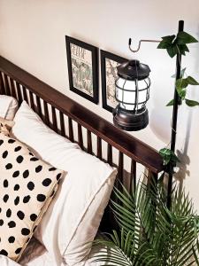 sypialnia z łóżkiem z lampką i rośliną w obiekcie Liebe House w Seulu