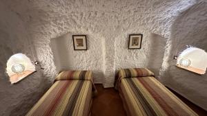 A bed or beds in a room at Cuevas el Torriblanco