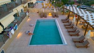 Bazén v ubytovaní Maria Resort Parga alebo v jeho blízkosti