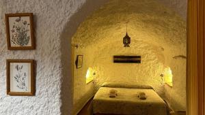 A bed or beds in a room at Cuevas el Torriblanco