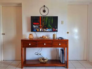 TV o dispositivi per l'intrattenimento presso 2BR Condo in Tagaytay I Lake View I Fast Wifi I Free Parking