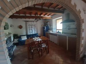a kitchen and dining room with an archway in a house at Stupendo monolocale per un romantico relax! in Lama