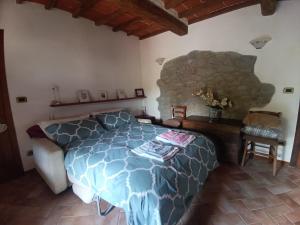 - une chambre avec un lit et un mur en pierre dans l'établissement Stupendo monolocale per un romantico relax!, à Lama