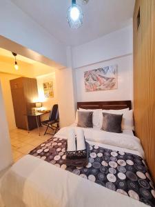 タガイタイにある2BR Condo in Tagaytay I Lake View I Fast Wifi I Free Parkingのベッドルーム1室(ベッド1台、デスク付)