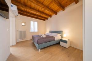 Ένα ή περισσότερα κρεβάτια σε δωμάτιο στο ApartmentsGarda - Loggia Libertà