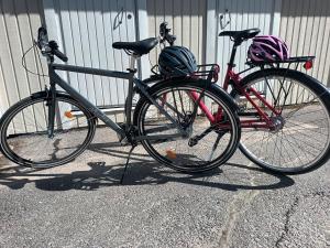 due biciclette parcheggiate l'una accanto all'altra accanto a un edificio di Koivukuja Apartment a Vuokatti