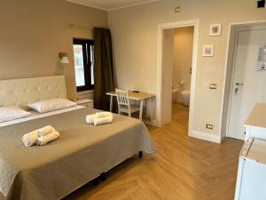 1 dormitorio con 1 cama con 2 toallas en Ca’del Borgo B&B Country House, en Ogliastro Cilento