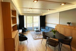 UPTOWN Hotel Apartments في ستوكهولم: غرفة معيشة مع أريكة زرقاء وطاولة