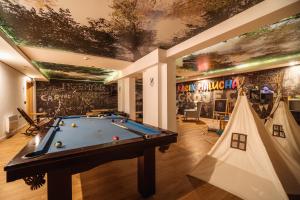 Biliár nebo kulečník v ubytování Caryńska Resort & SPA