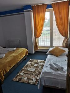 En eller flere senge i et værelse på Hotel Diana