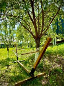 une clôture autour d'un arbre dans un champ dans l'établissement NOIA Loft, à Piatra Neamţ