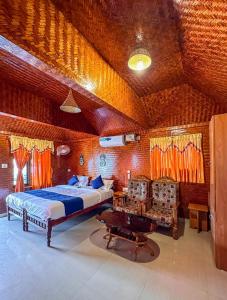 - une chambre avec un grand lit dans l'établissement Sajeev Home Stay, à Cherai Beach