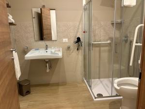 y baño con ducha, lavabo y aseo. en Ca’del Borgo B&B Country House, en Ogliastro Cilento