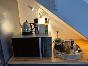 Все необхідне для приготування чаю та кави в Featherstone View Cottage