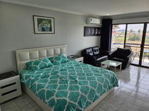 ein Schlafzimmer mit einem Bett, einer Couch und einem Stuhl in der Unterkunft Villa Germania in Jomtien Beach + 119 Fotos