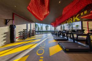 een fitnessruimte met een fitnessruimte met rijen apparatuur bij Arte Cheras KL Nordic Design Duplex by Nexstay in Kuala Lumpur