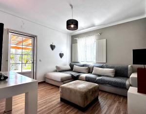 ein Wohnzimmer mit einem Sofa und einem Tisch in der Unterkunft Monte Do Zambujeiro in Vila Nova de Milfontes