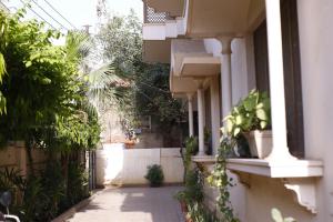 an alley with plants on the side of a building at HERITAGE HAVELI VARANASI in Varanasi
