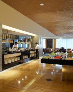 上海的住宿－上海浦西万怡酒店，厨房设有两名厨师,在餐厅准备食物